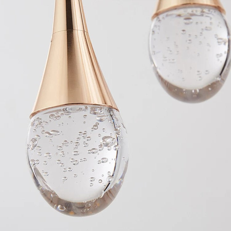 Glänzende Pendelleuchte aus Glas, warmes Licht für den Esstisch. Moderne Eleganz, ideal als Deckenleuchte.