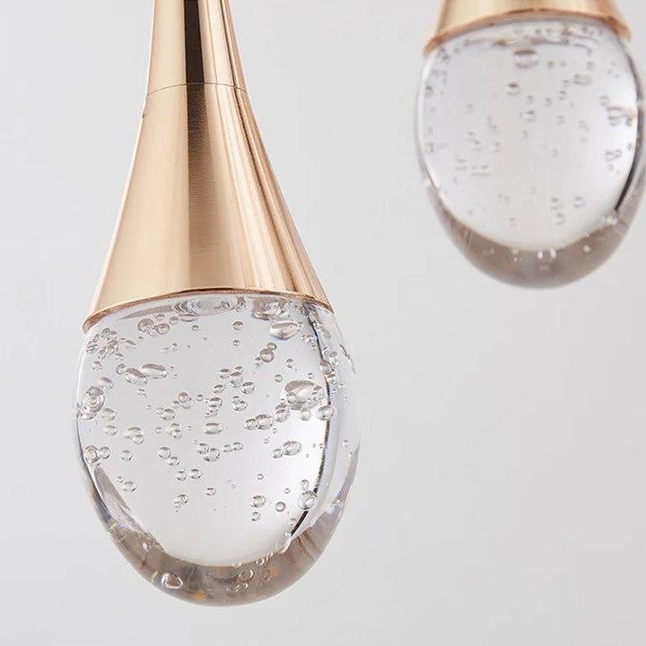 Glänzende Pendelleuchte aus Glas, warmes Licht für den Esstisch. Moderne Eleganz, ideal als Deckenleuchte.