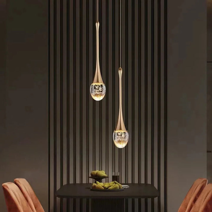 Detailaufnahme der Glaslampe Vetra, klares Glas mit warmer LED-Beleuchtung. Modern und hochwertig verarbeitet.