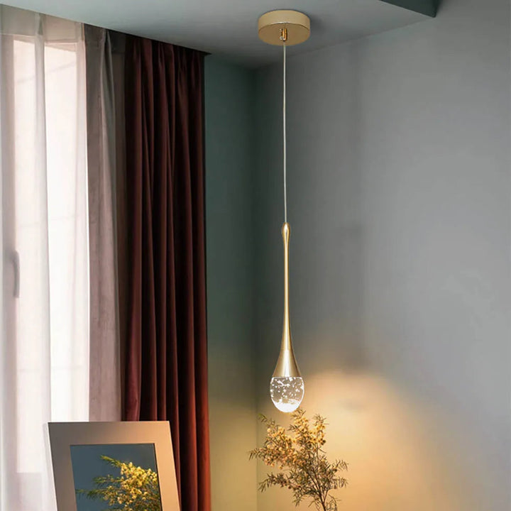 Moderner Flur mit gold-schwarzer Glas Pendelleuchte. Warme Lichtgloed, minimalistisches Design, hochwertige Beleuchtung.