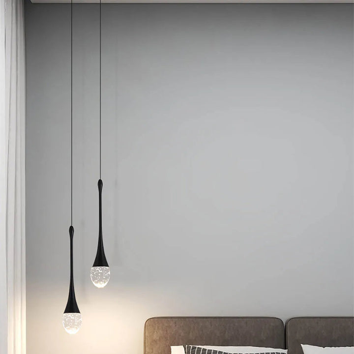 Vetra Designlampe: Transparente Glas Hängeleuchte, schafft warmes Licht und gemütliche Atmosphäre im Raum.