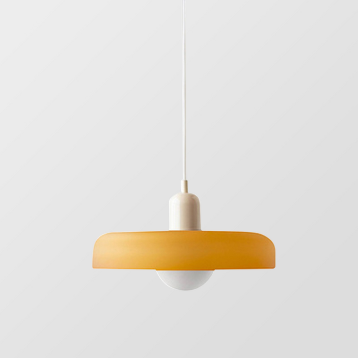 Klare Glasleuchte im Bauhaus-Stil, perfekte Ergänzung für jedes Esszimmer.