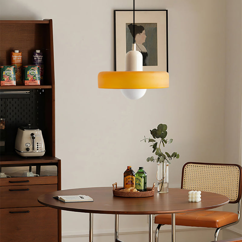 Pendelleuchte mit Glasschirm, zeitloses Design für ein warmes Lichtambiente.