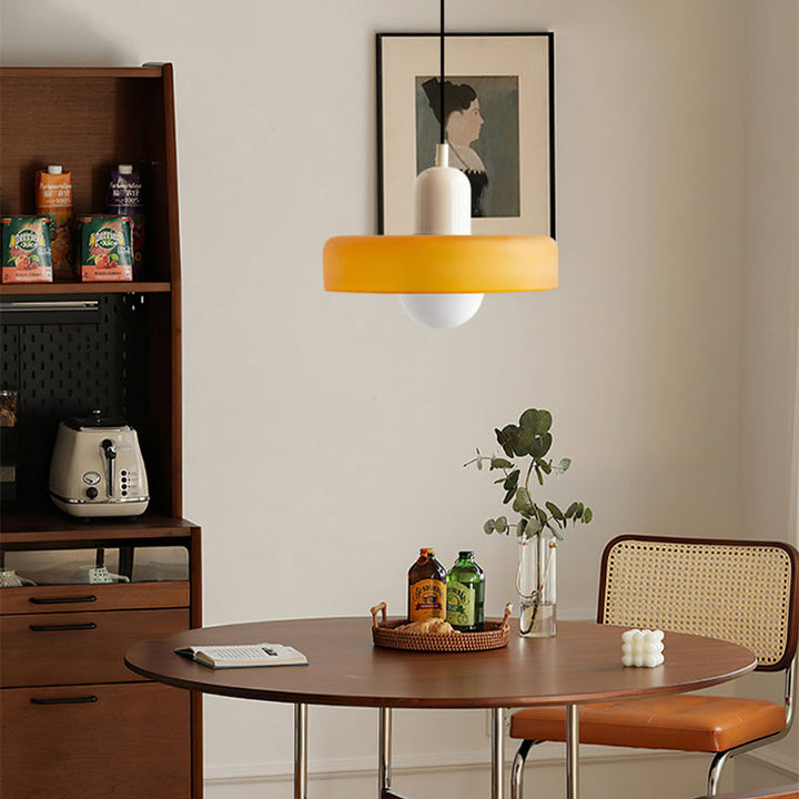 Pendelleuchte mit Glasschirm, zeitloses Design für ein warmes Lichtambiente.