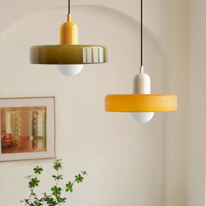 Schlichte Glas-Pendellampe, minimalistisch und funktionell für Esszimmer.