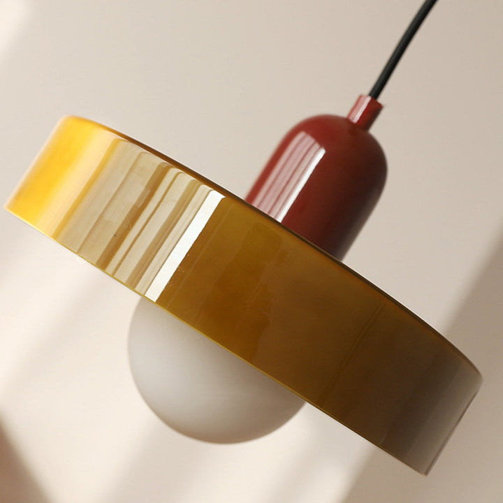 Transparente Hängeleuchte aus Glas, modernes Design, schafft ein offenes Raumgefühl.