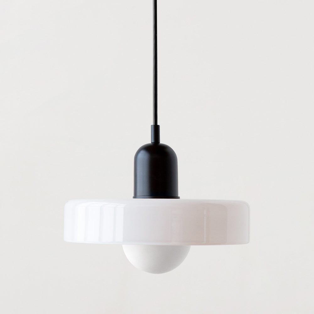 Schlichte Glasleuchte im Bauhaus-Stil, perfekte Hängeleuchte für Essbereiche.