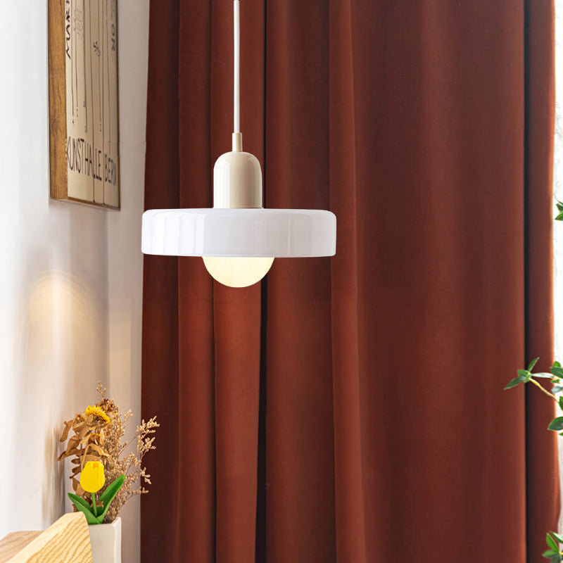 Schlichte Glas-Hängelampe im Bauhaus-Design, perfekt für jeden Raum.