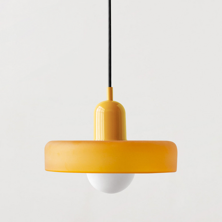 Bauhaus-Pendelleuchte aus Glas, schafft eine moderne und schlichte Atmosphäre.