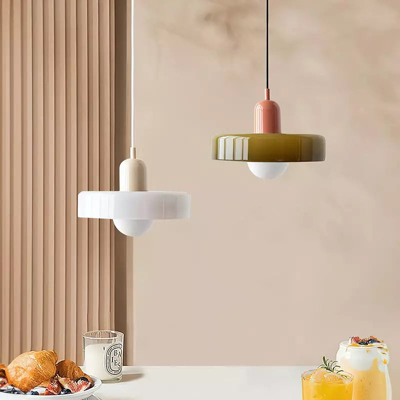 Minimalistische Pendelleuchte aus Glas für den Essbereich, schafft schönes Ambiente.