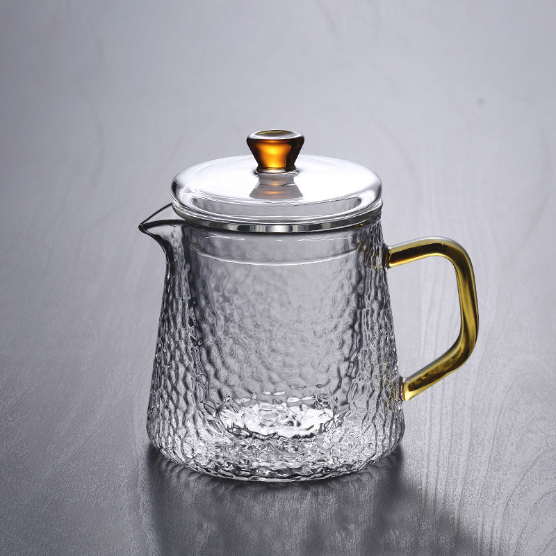 Elegante Glas-Teekanne mit Sieb für losen Tee, hitzebeständig und handgeblasen.