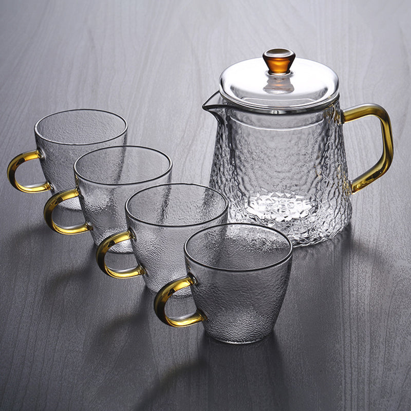 Glas-Teekanne mit Sieb, gefüllt mit frischem losem Tee, bereit zum Aufbrühen.