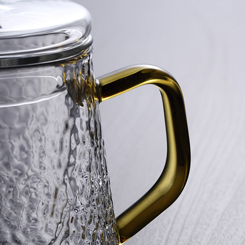 Leere, elegante Glas-Teekanne mit Sieb, bereit für die nächste Teezeremonie.