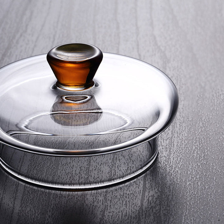 Transparente Glas-Teekanne mit Sieb, ideal für die Zubereitung von losem Tee. Praktisches Küchenzubehör.