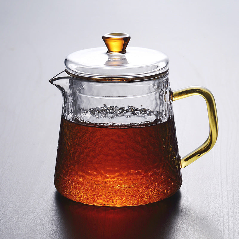 Glas-Teekanne mit Sieb speziell für optimale Entfaltung von losem Tee. Für volles Aroma.