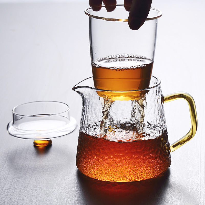 Klares Design: Glas-Teekanne mit integriertem Sieb, perfekt für modernen Teegenuss.