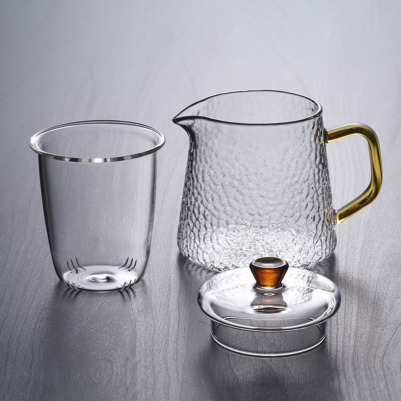 Hochwertige Glas-Teekanne mit Sieb als unverzichtbares Küchenzubehör für die Teezubereitung.