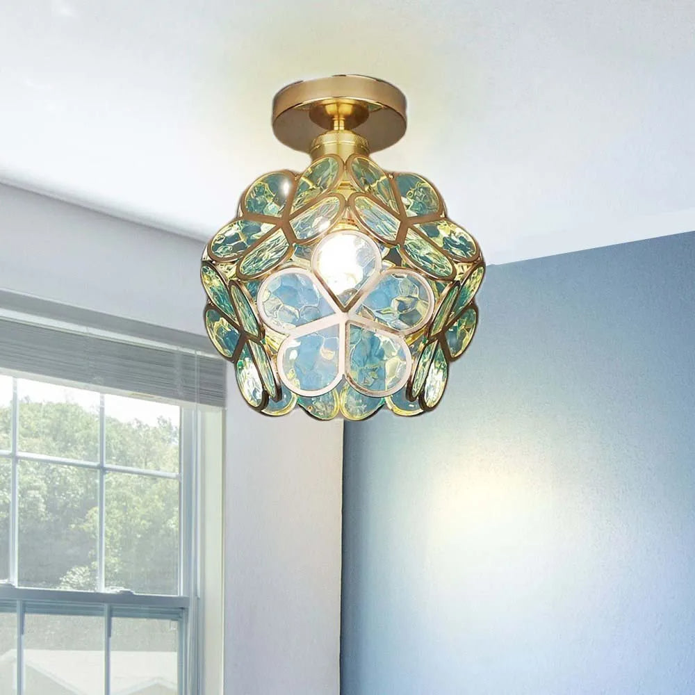 Detailaufnahme der Glasblumen-Deckenleuchte. Filigranes Glasdesign & moderne Ästhetik als Wohnaccessoire.