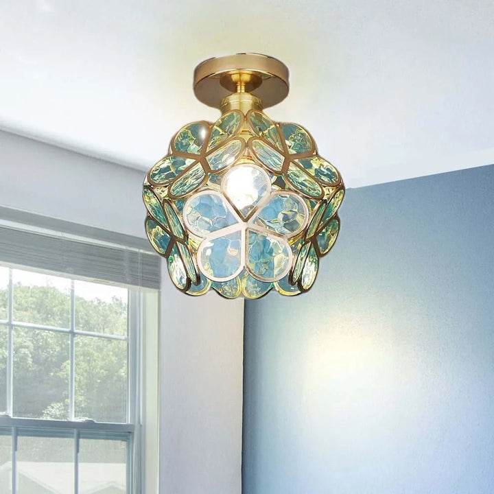 Detailaufnahme der Glasblumen-Deckenleuchte. Filigranes Glasdesign & moderne Ästhetik als Wohnaccessoire.