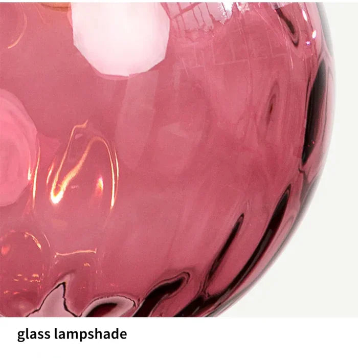 Glaskugel-Pendelleuchte modern, schafft warme Atmosphäre im Schlafzimmer, elegante Beleuchtung.