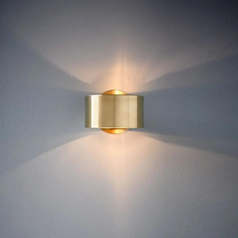 Elegante gold-schwarze LED-Wandleuchte für stilvolle Innenbeleuchtung im modernen Wohn- oder Schlafzimmer.
