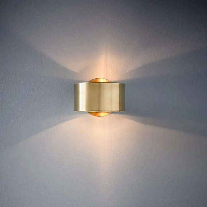 Elegante gold-schwarze LED-Wandleuchte für stilvolle Innenbeleuchtung im modernen Wohn- oder Schlafzimmer.