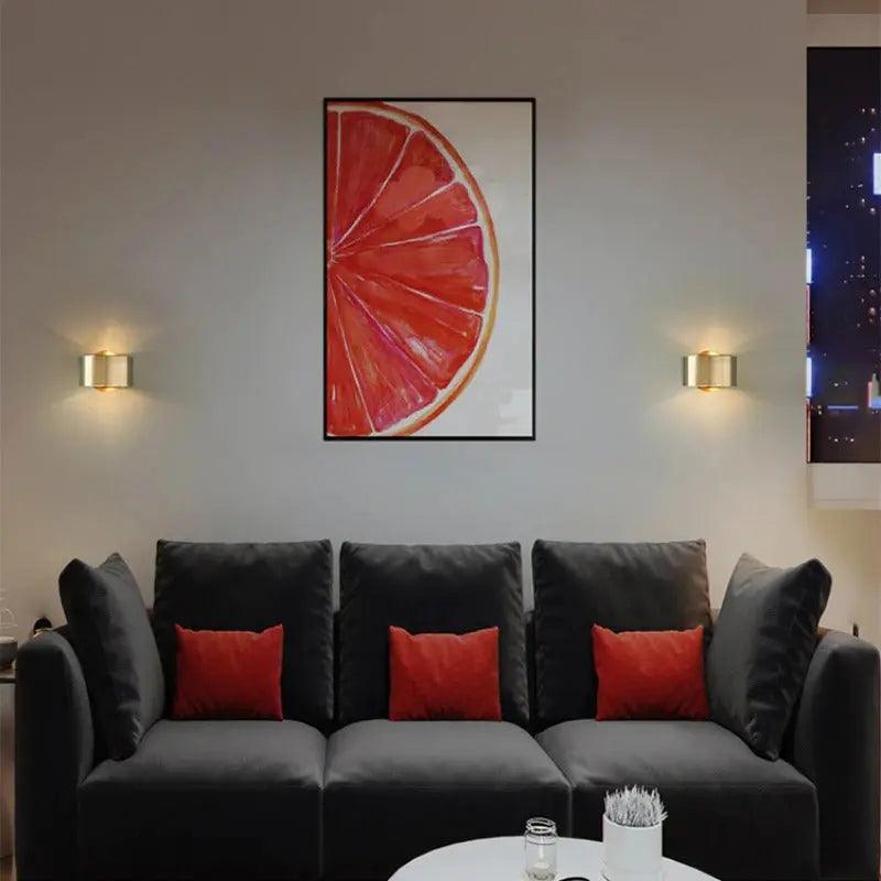 Moderne schwarze Metall-Wandleuchte mit goldenen Akzenten, ideal als Flur- und Akzentlicht.