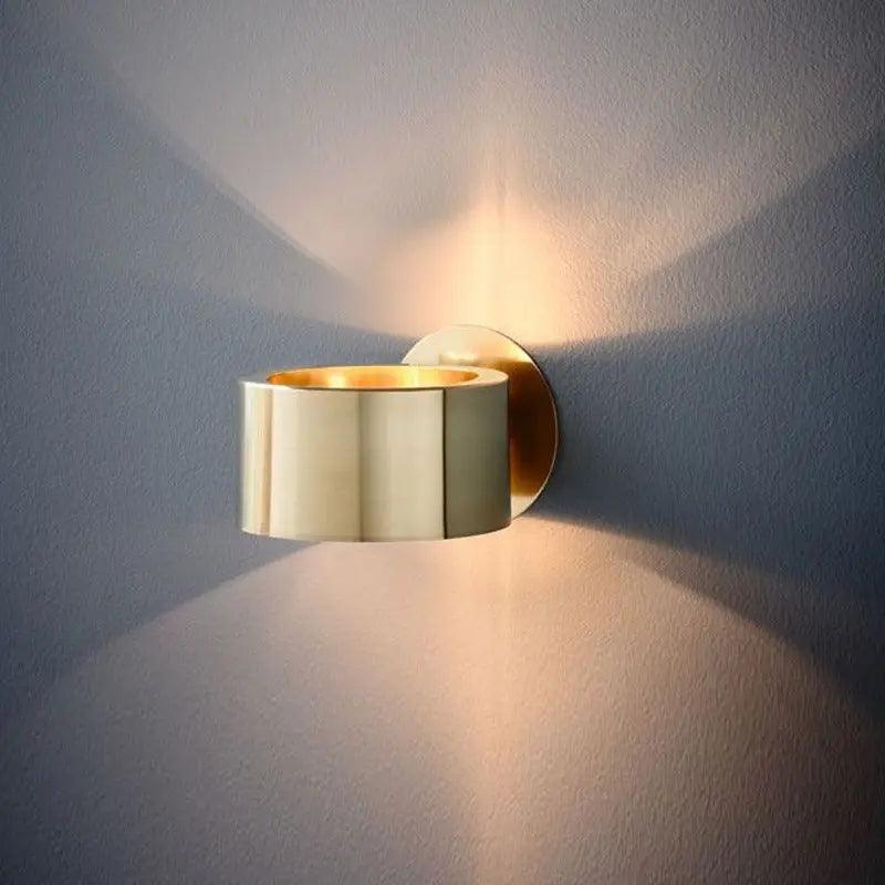 Stilvolle LED-Wandlampe in Schwarz-Gold, ideal für moderne Innenräume und als Akzentbeleuchtung.