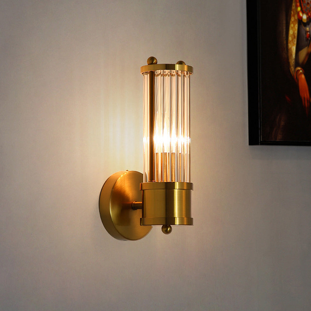 Elegante goldene LED-Wandleuchte für luxuriöse Badezimmer. Moderne Badleuchte im Gold-Design, stilvolle Innenbeleuchtung.
