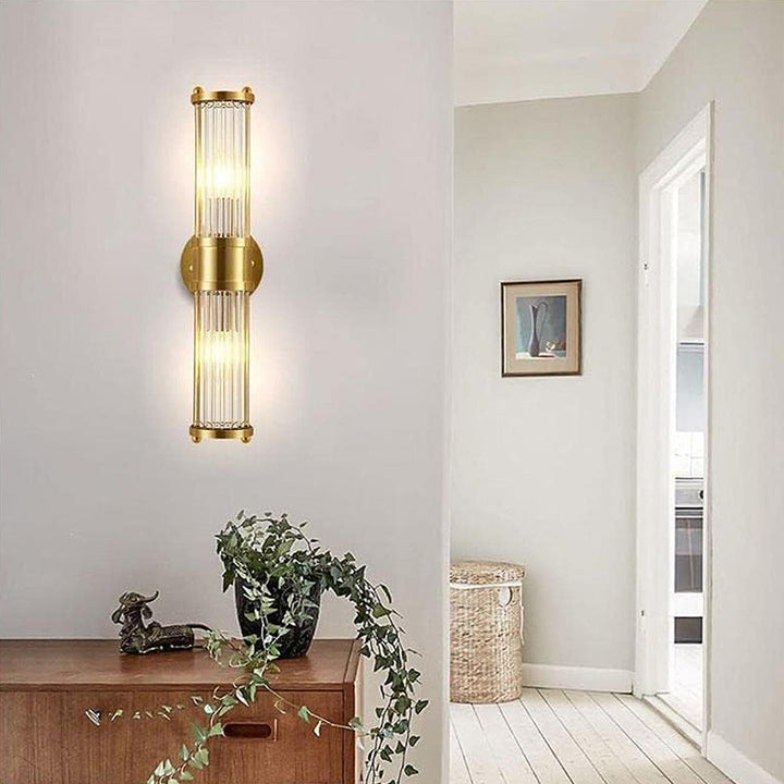 Luxuriöse goldene Wandlampe mit LED-Licht. Perfekt als moderne Badleuchte oder Akzentbeleuchtung im Wohnzimmer.
