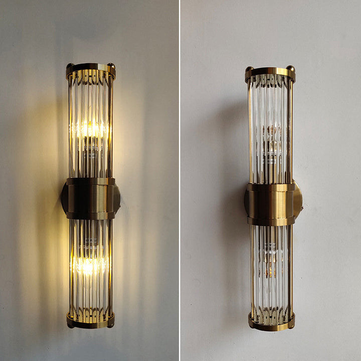 Schlanke goldene LED-Wandleuchte für moderne Bäder. Elegante Badleuchte in Gold, eine luxuriöse Designleuchte.
