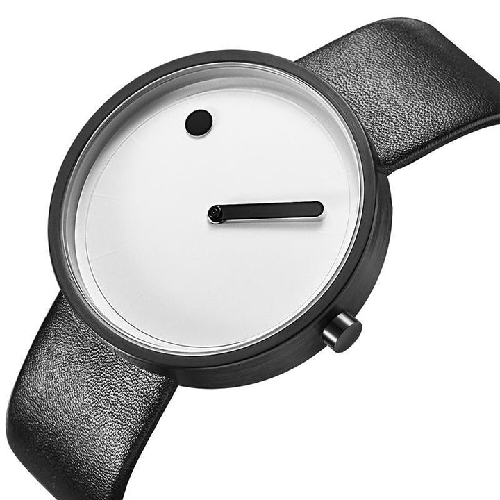 Nahaufnahme des präzisen Uhrwerks einer schwarzen Herren Quarzuhr. Designeruhr mit stilvollem Zifferblatt.