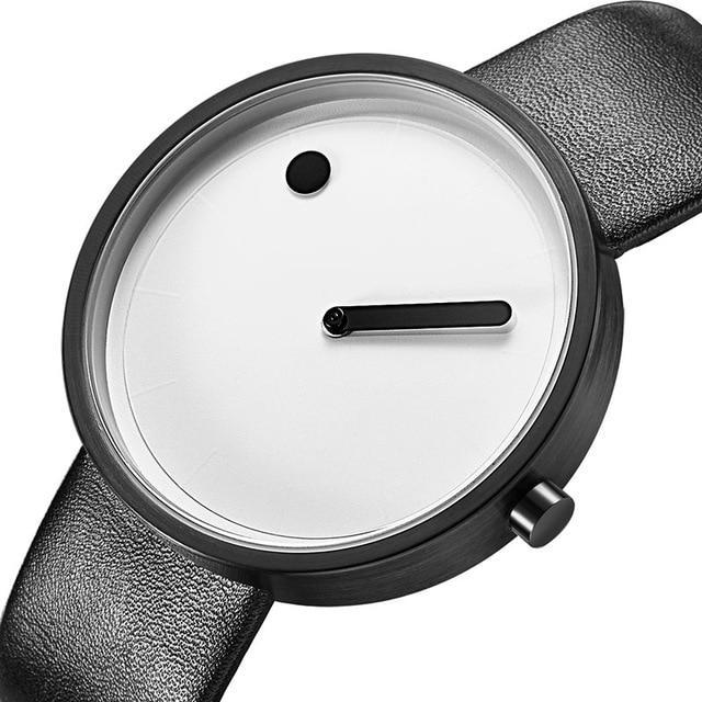Stilvolle Herren Quarzuhr als elegantes Accessoire auf einem Holztisch. Eine Designeruhr für den modebewussten Mann.
