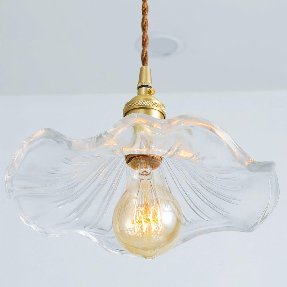 Messing-Pendelleuchte mit Hibiskusblume; detailreiche Glasblüten, edle Wohnzimmerlampe.