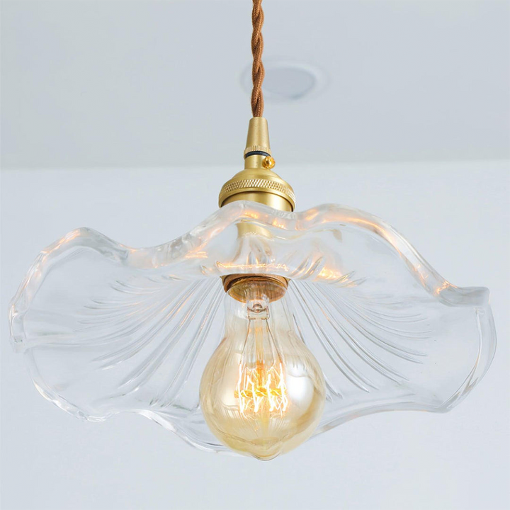 Messing-Pendelleuchte mit Hibiskusblume; detailreiche Glasblüten, edle Wohnzimmerlampe.