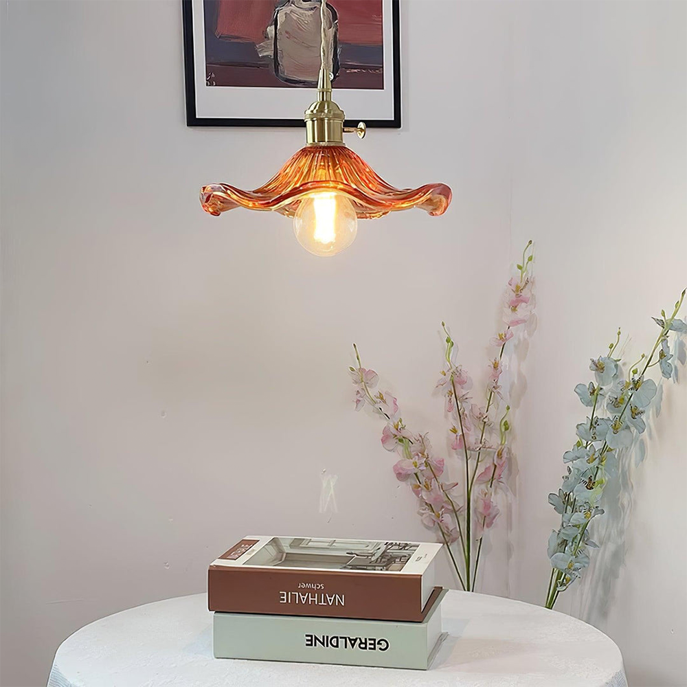 Blumenlampe als Pendelleuchte; filigrane Hibiskusform, helle Glas-Innenbeleuchtung, moderne Eleganz.