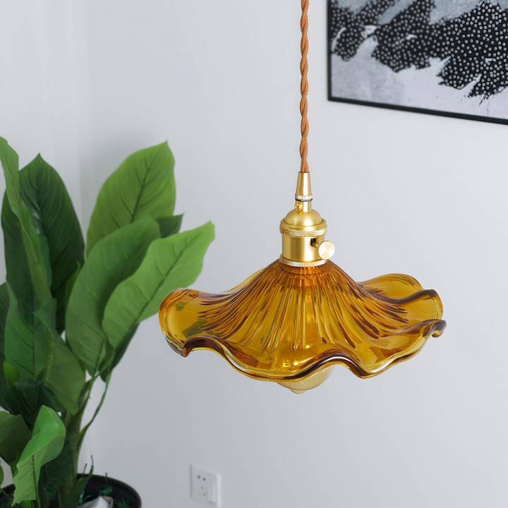 Stilvolle Hibiskus Designbeleuchtung; hängende Glasleuchte, messingfarben, für zeitgemäße Räume.