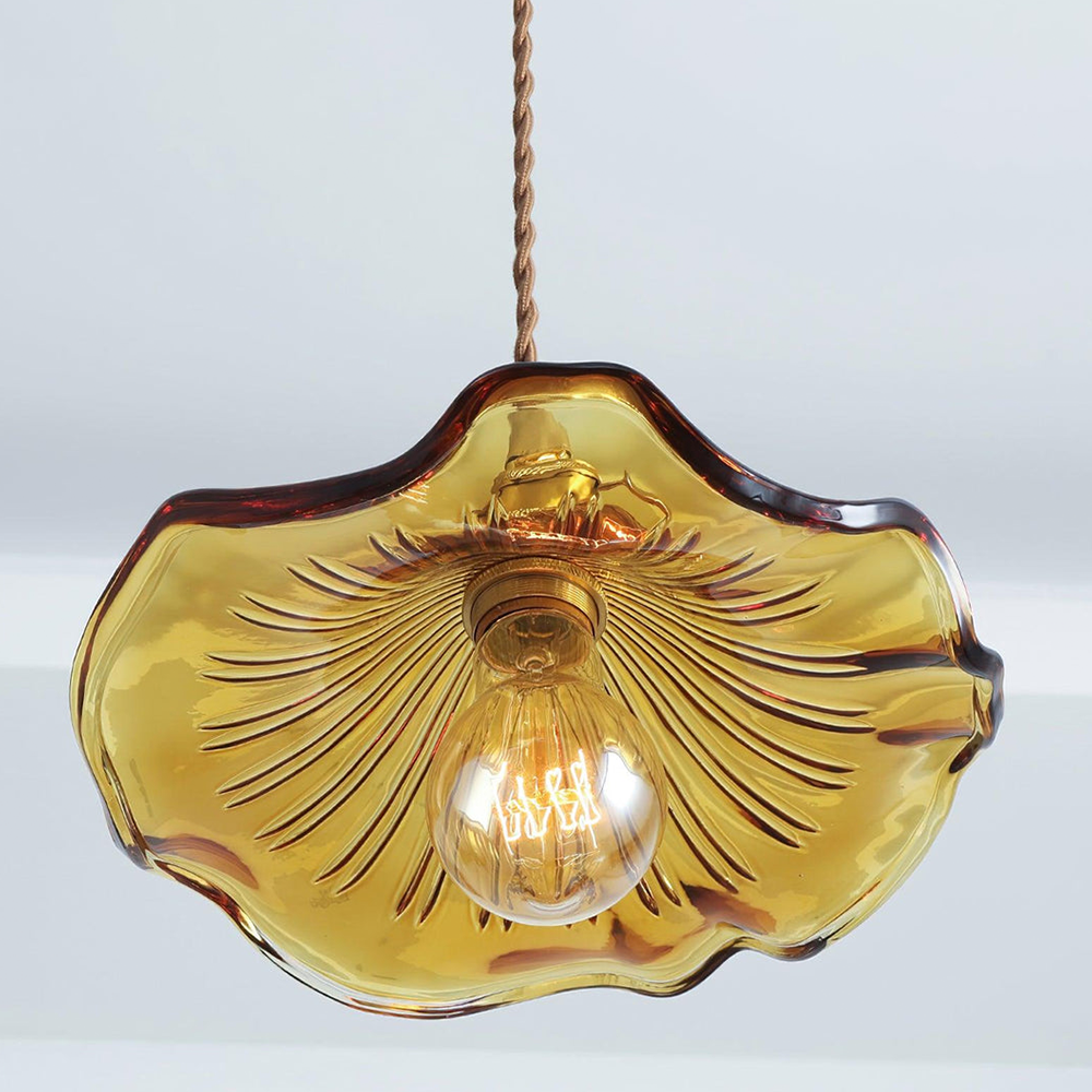Hibiskusblume Deckenleuchte: elegante Glas-Messing-Hängelampe, perfekte moderne Akzentbeleuchtung.