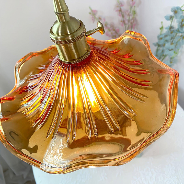 Zarte Glasblüten der Hibiskus Pendelleuchte; hochwertige Messinglampe, dekorative Innenbeleuchtung.