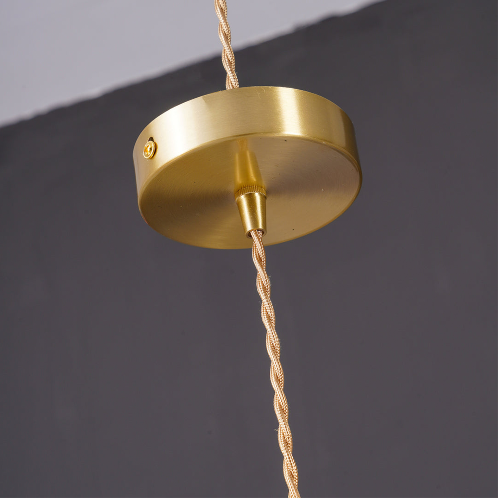 Zeitlose Eleganz: Hibiskus Glas-Pendelleuchte, messingfarbenes Finish, moderne Blumen-Deckenlampe.