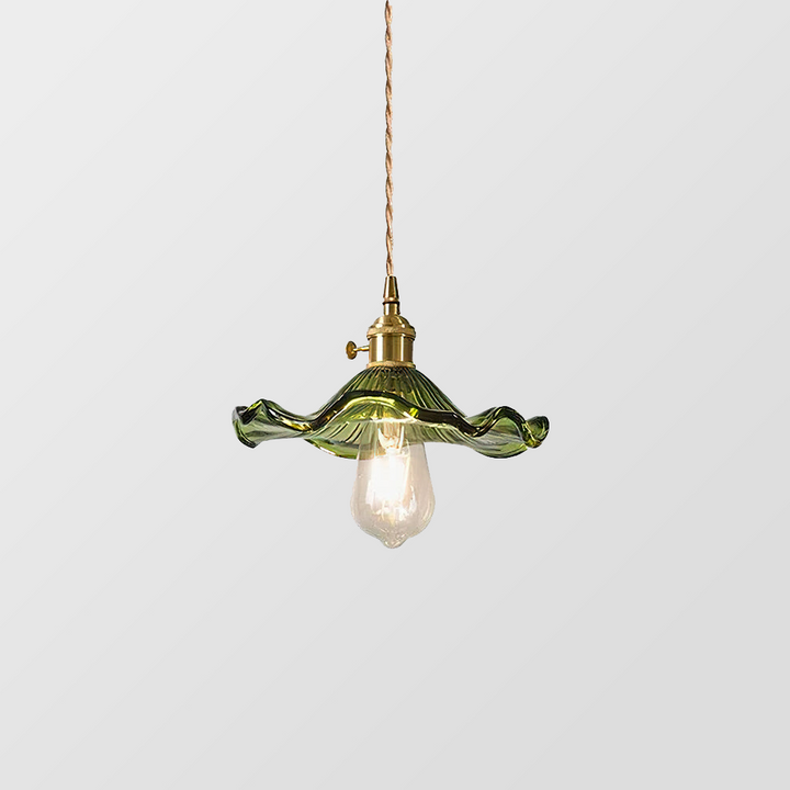 Hängelampe mit Hibiskus-Motiv; moderne Glas-Messing-Konstruktion, dekorative Wohnzimmerbeleuchtung.