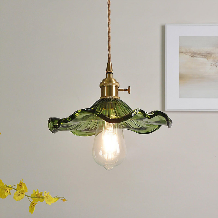 Detailaufnahme der Hibiskus Blumenlampe; zarte Glasblätter, messingfarbener Sockel, Design Deckenleuchte.
