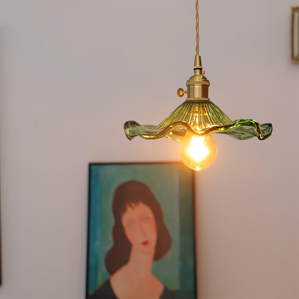 Moderne Pendelleuchte mit Hibiskus-Design; stilvolle Glasleuchte für elegante Wohnzimmerbeleuchtung.