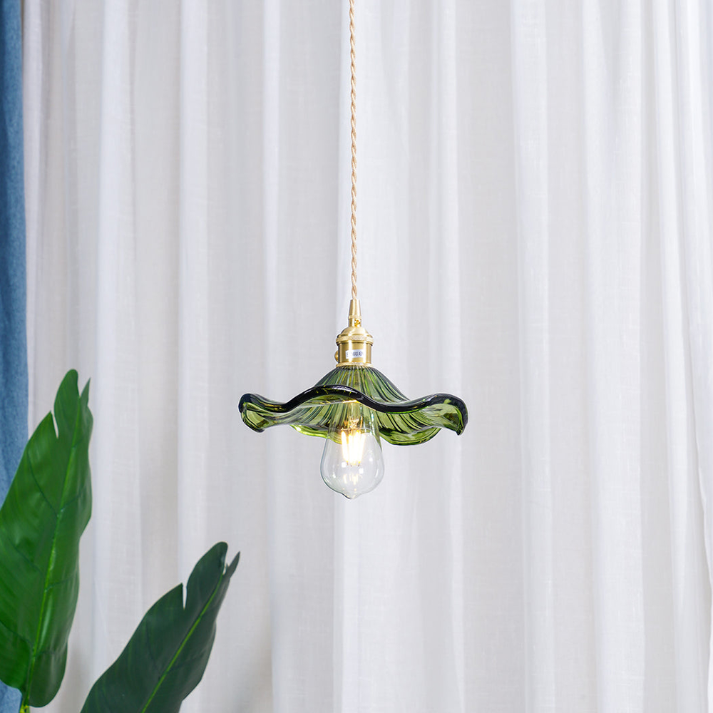 Exquisite Hibiskus Pendelleuchte, klare Glasblüten; luxuriöse Messinglampe als dekorative Hängelampe.