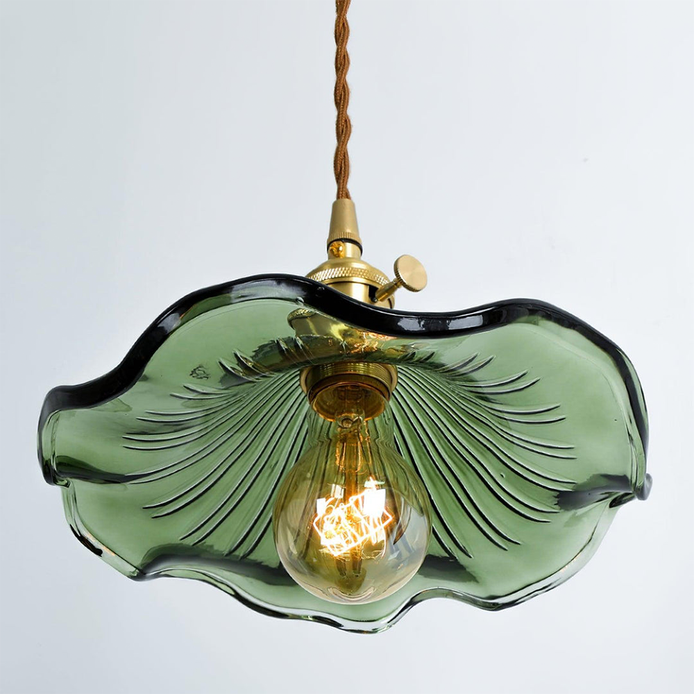 Wohnzimmer-Hängelampe: elegante Hibiskusblume Deckenleuchte, moderne Glas-Messing-Kombination.