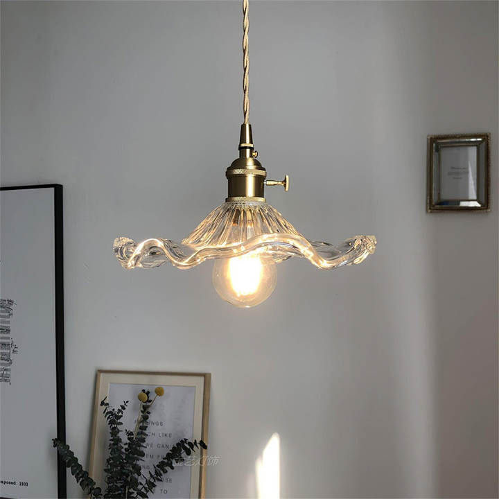 Moderne Designbeleuchtung: Hibiskus Pendelleuchte aus Glas & Messing, elegante Akzentbeleuchtung.