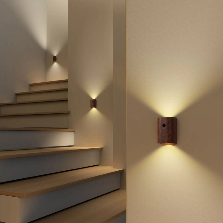 Elegante Holzlampe mit Bewegungssensor, Akku & warmem LED-Licht für stilvolle Beleuchtung.