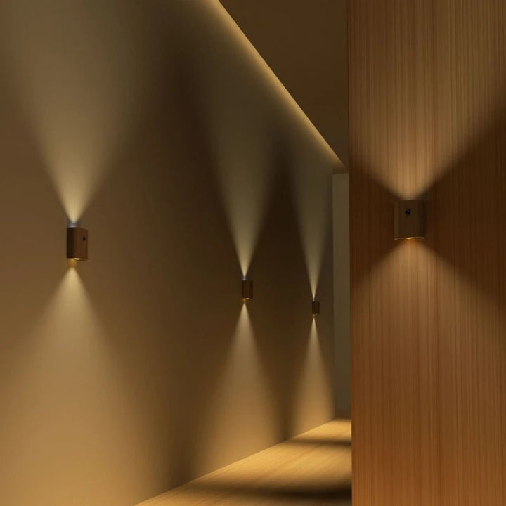 Kabellose LED-Holzlampe mit Bewegungssensor & Akku; ideal als Nachtlicht oder Ambiente-Licht.
