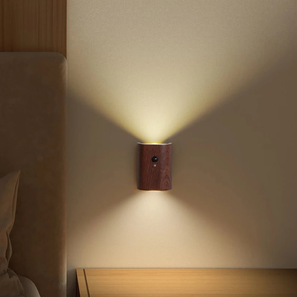 Praktische Holz-Wandlampe mit Akku & Bewegungssensor, perfekt für Flur, Treppe oder Schrankbeleuchtung.