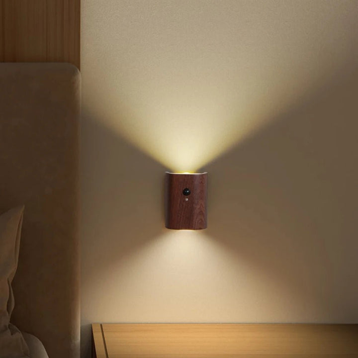Praktische Holz-Wandlampe mit Akku & Bewegungssensor, perfekt für Flur, Treppe oder Schrankbeleuchtung.